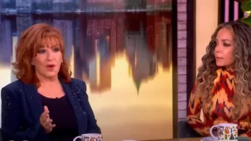 Cinq a Sept Rhinestone Crackle Embelleged Cheyenne Blazer usado por Joy Behar como se vio en The View el 12 de junio de 2025