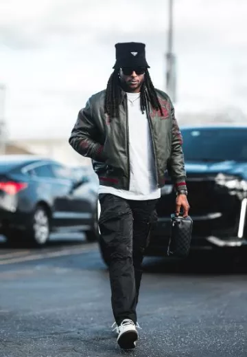 Chaqueta bomber de cuero Givenchy Olive Green & Red Crest usada por Davante Adams en la cuenta de Instagram @nyjets