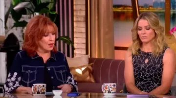 Vestido midi sin mangas bordado de Ulla Johnson Kiana usado por Sara Haines como se ve en The View el 13 de junio de 2025