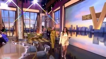 Short en lin stretch Veronica Beard Brit porté par Alyssa Farah Griffin comme on le voit dans The View le 13 juin 2025