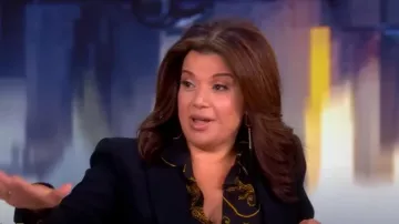 L’Agence Nina Tiger Blouse portée par Ana Navarro vue dans The View le 13 juin 2025