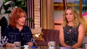 Cinq a Sept Mazie Eyelet Mandie Chaqueta de mezclilla usada por Joy Behar como se ve en The View el 13 de junio de 2025
