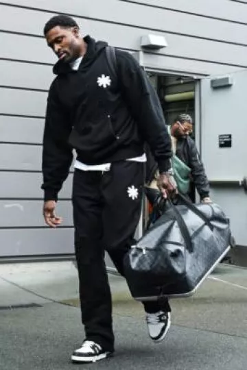 Sudadera con capucha LOSTSHDWS Black Distressed OG Logo usada por DK Metcalf en la cuenta de Instagram @seahawks