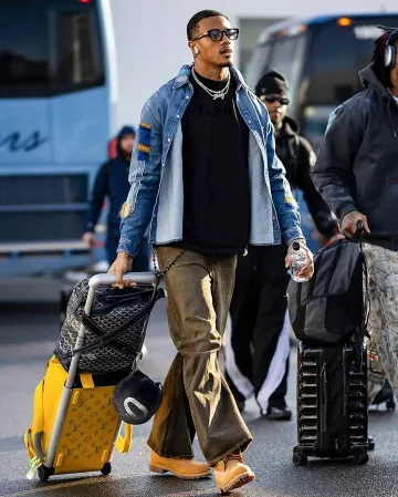 Louis Vuitton Yellow Monogram Horizon 55 Soft Duffle Suitcase usado por Patrick Surtain II en la cuenta de Instagram @blitzfits