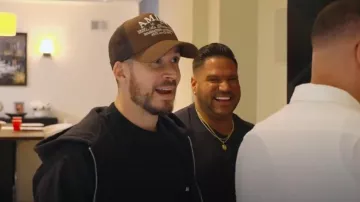 Amiri Arts District Trucker Hat Brown porté par Vinny Guadagnino comme on le voit dans Jersey Shore : Family Vacation (S08E02)