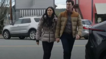 Manteau Soia & Kyo Gianna porté par Kate Hawthorne (Meredith Garretson) comme on le voit dans Resident Alien (S04E01)