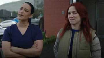 Chaleco verde con cremallera Ganni usado por D'arcy Bloom (Alice Wetterlund) como se ve en Resident Alien (S04E01)