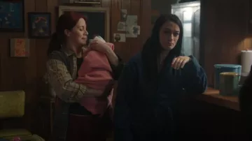 Camisa a cuadros de Robbie usada por D'arcy Bloom (Alice Wetterlund) como se ve en Resident Alien (S04E01)