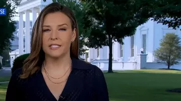 Suéter de polo Ann Taylor Pointelle usado por Mary Bruce como se ve en Good Morning America el 12 de junio de 2025