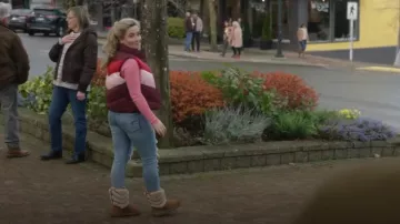 Old Navy '94 Matelassé Puffer Vest porté par Judy Cooper (Jenna Lamia) comme on le voit dans Resident Alien (S04E01)