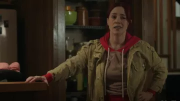 El Grande. Sudadera con capucha encogida de bloques de color usada por D'arcy Bloom (Alice Wetterlund) como se ve en Resident Alien (S04E01)