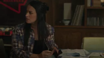 Camisa Sezane Max Cuadros de patchwork rojo y azul usada por Asta Twelvetrees (Sara Tomko) como se ve en Resident Alien (S04E01)