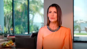 Asos Design Vestido largo de manga exagerada de un hombro en naranja brillante usado por Julia Lemigova como se ve en The Real Housewives of Miami (S07E01)