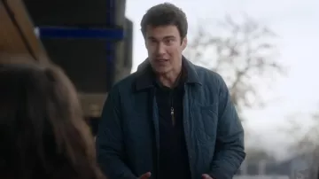 Chaqueta aislante acolchada Heritage para hombre de Woods usada por Ben Hawthorne (Levi Fiehler) como se ve en Resident Alien (S04E01)