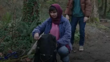 Veste matelassée Levi’s Box portée par Sahar (Gracelyn Awad Rinke) comme on le voit dans Resident Alien (S04E01)