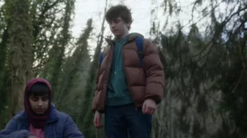Veste matelassée courte en duvet et plumes Zara portée par Max Hawthorne (Judah Prehn) comme on le voit dans Resident Alien (S04E01)