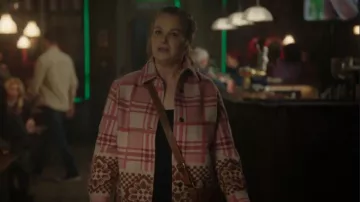 Filson Mujer' Blanket Sobrecamisa de lana en manta de flores usada por Liv Baker (Elizabeth Bowen) como se ve en Resident Alien (S04E01)