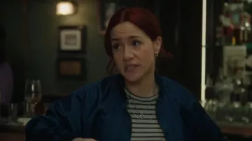 Collar de corazón de bandera a cuadros Museqve usado por D'arcy Bloom (Alice Wetterlund) como se ve en Resident Alien (S04E01)