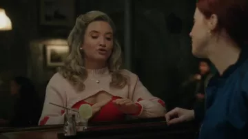 Suéter de corazón Shein Icon usado por Judy Cooper (Jenna Lamia) como se ve en Resident Alien (S04E01)