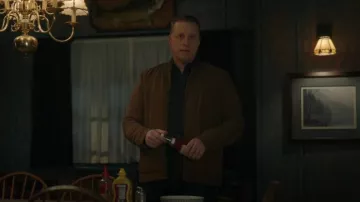 Veste Quiksilver Tarmac Lu Meah portée par Harry Vanderspeigle (Alan Tudyk) comme on le voit dans Resident Alien (S04E01)