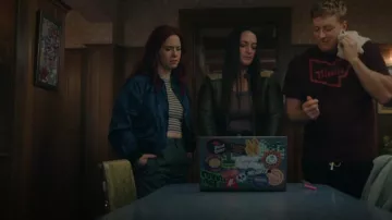 Imogene + Willie La veste Shelbyville portée par D’arcy Bloom (Alice Wetterlund) comme on le voit dans Resident Alien (S04E02)
