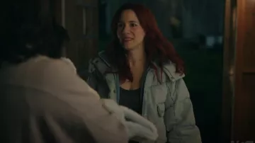 Levi’s Western Short Bubble Puffer Jacket porté par D’arcy Bloom (Alice Wetterlund) comme on le voit dans Resident Alien (S04E02)
