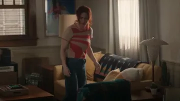 Madre The Lil Half-Pipe Flood usada por D'arcy Bloom (Alice Wetterlund) como se ve en Resident Alien (T04E02)