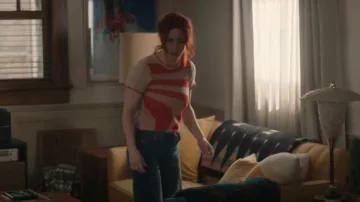 T-shirt pour bébé graphique en cachemire d’automne porté par D’arcy Bloom (Alice Wetterlund) comme on le voit dans Resident Alien (S04E02)