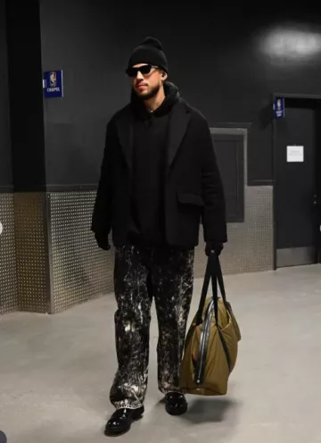 Bolsa de lona 'Crossroad' de nailon verde caqui de Bottega Veneta que usó Devin Booker en la cuenta de Instagram @nbafashionfits