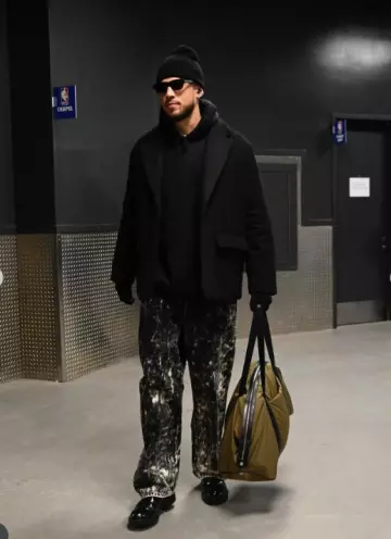 Bottega Veneta Khaki Green Nylon 'Crossroad' Duffle Bag worn by Devin Booker on the Instagram account @nbafashionfits