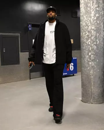 New Era Chicago White Sox Black 59FIFTY worn by Kevin Durant on the Instagram account @nbafashionfits