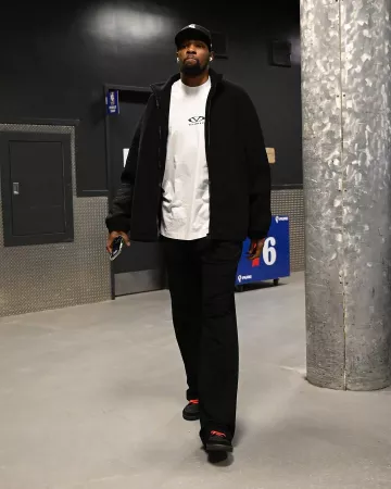 T-Shirt Vetements White V-Oval Logo porté par Kevin Durant sur le compte Instagram @nbafashionfits