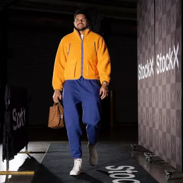 Veste polaire Aimé Leon Dore orange et violet portée par Tobias Harris sur le compte Instagram @detroitpistons