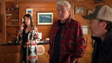 Lucky Brand Women’s Southwestern Sweater porté par Edna Cranebear (Andrea Menard) comme on le voit dans Sullivan’s Crossing (S03E07)