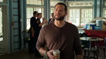 Camiseta Henley de peso medio de Banana Republic usada por Rob Shandon (Reid Price) como se ve en Sullivan's Crossing (S03E08)