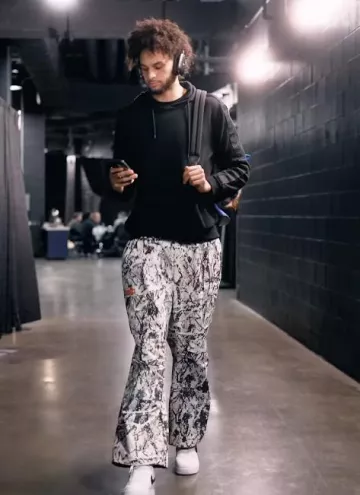 Mochila Louis Vuitton Marrón Monograma & Azul 'Christopher' usada por Dereck Lively II en la cuenta de Instagram @dallasmavs