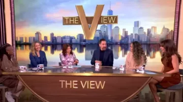 Lafayette 148 New York Scottie Spotted Glaze Print Chemise boutonnée en sergé de soie portée par Ana Navarro comme on le voit dans The View le 16 juin 2025