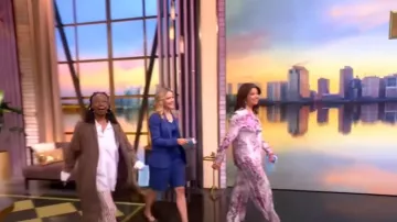Lafayette 148 New York Riverside Spotted Glaze Print Pantalon large en sergé de soie porté par Ana Navarro comme on le voit dans The View le 16 juin 2025