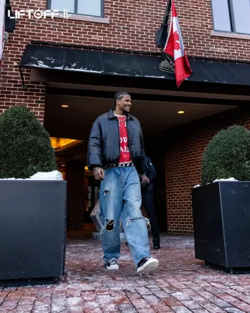 Chaqueta acolchada líquida negra Song For The Mute usada por Jalen Green en la cuenta de Instagram @houstonrockets