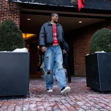 Balenciaga Light Blue Super Baggy Destroyed Jeans usado por Jalen Green en la cuenta de Instagram @houstonrockets