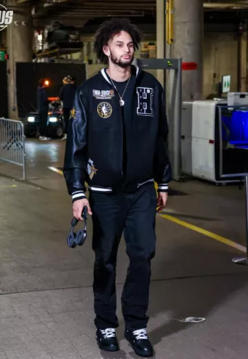 Amiri Faded Black Release Hem Jeans porté par Dereck Lively II sur le compte Instagram @dallasmavs
