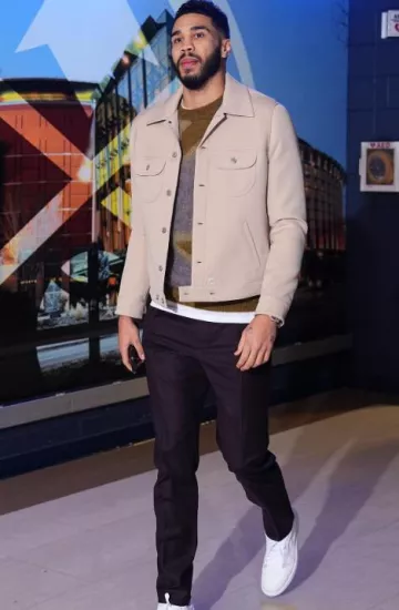Blouson Trucker en Twill Beige Courrèges porté par Jayson Tatum sur le compte Instagram @nbafashionfits