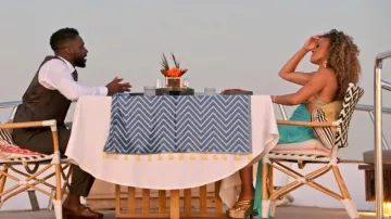 Shein Modphy Summer Nuevo vestido sin mangas con lazada en la espalda y adornado con joyas usado por Ashley Darby como se ve en Love Hotel (S01E08)