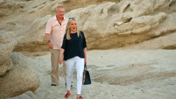 Baskets Dior Walk’n’Dior en toile oblique rouge portées par Shannon Beador comme on le voit dans Love Hotel (S01E08)