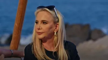 Lunettes de soleil Dior Diorpacific B3u portées par Shannon Beador vues dans Love Hotel (S01E08)