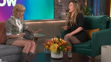 Milly Noora Minivestido blazer cruzado plisado usado por Kelly Clarkson como se ve en The Kelly Clarkson Show el 12 de junio de 2025