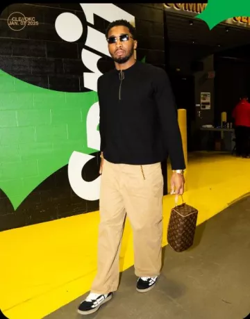Trousse de toilette Louis Vuitton Monogram Double-Zip marron portée par Donovan Mitchell sur le compte Instagram @cavs