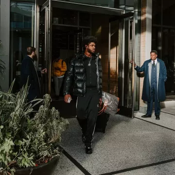 Moncler Palm Angels Black & White-Stripe Trackpants usado por Scoot Henderson en la cuenta de Instagram @trailblazers