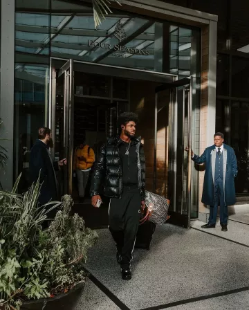Bolso Goyard Black & Brown-Trim 'Bowling 55' usado por Scoot Henderson en la cuenta de Instagram @trailblazers