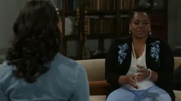 Cardigan brodé sur le devant Kasper porté par Mona Wilson (Karan Kendrick) comme on le voit dans Beyond the Gates (S01E72)